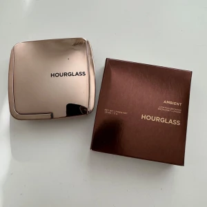 HOURGLASS - Ambient Lightning Bronzer - Säljer denna bronzer från HOURGLASS då den har lite för varm ton för min hud. Superfin och ser jättebra ut på. Använt få gånger. Färg: Radiant bronzer Light❤️ Original pris: 709kr