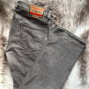 Diesel Jeans - Hej, säljer nu ett par diesel jeans aldrig använda. Storleken är 32 och passar runt 185cm. Nypris är cirka 1600kr och kommer vara riktigt snygga nu i Höst/Vinter. Vi kommer att sälja liknande produkter nu i sommar så glöm inte följa profilen!🌊🍾