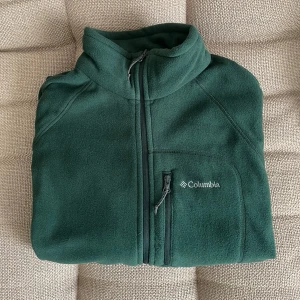 Columbia fleecetröja  - Endast använd fåtal gånger, utmärkt skick St XL, passar L/M oversized  Justerbar nertill  Mörkgrön