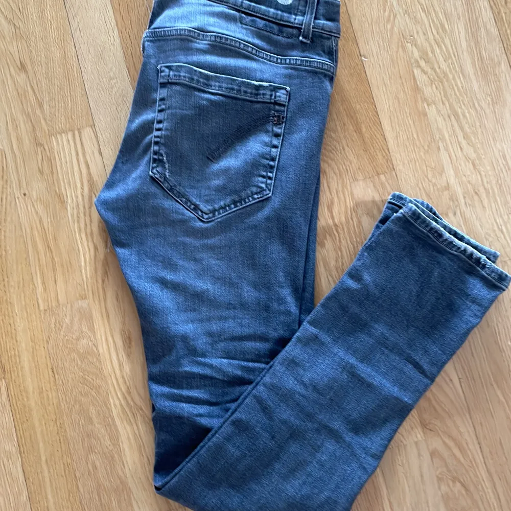 Jag säljer mina dondup jeans då de var för stora för mig. Skicket skulle jag beskriva som 8-10! Dem är ljus gråa. Jeans & Byxor.