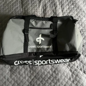 Sportväska - Säljer en lite större väska. Passar bra för tex. träningar 