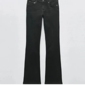 Lågmidjade flare jeans zara - Svarta Lågmidjade jeans från zara, helt slutsålda, lite urtvättade och använda 