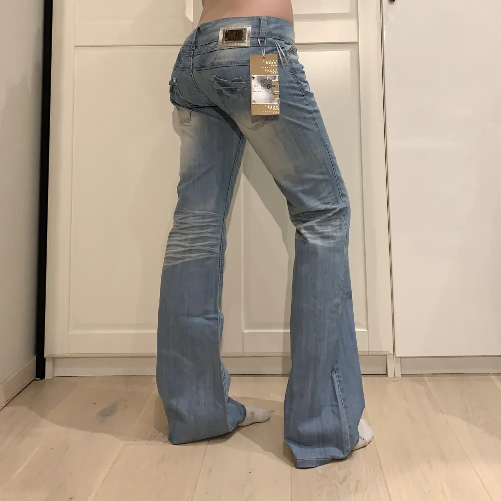 Nya med lappen kvar!! Midja 38 plus stretch rakt över, innerben 82 cm o gren 17 cm jae 169 för referens💕. Jeans & Byxor.