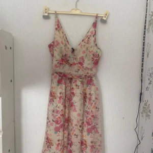 Blommig klänning - Använd några gånger Normal i storlek, stretchig också Knälång V-urringning 