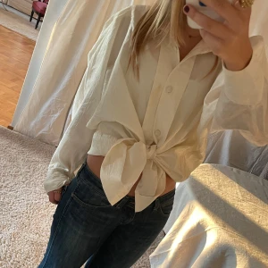 Ljusgul skjortblus  - Puffärmar, knappar, vintage och texturerat material.