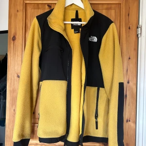 The north face fleece jacket  - En gul fleece storlek S, använd men i fint skick. Frakt tillkommer. 