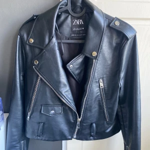 Skinnjacka - Säljer denna snygga jackan då jag har två, strl L men passar mig som har S🤍