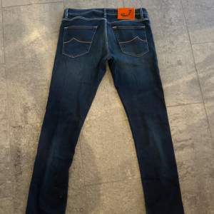 Tja! Säljer dessa Jacob cohen jeans i storlek 32! Dem är i grymt skick och endast använda fåtal gånger. Sjukt stiliga och unika med orangea detaljer, samt tillverkade i ett väldigt mjukt och skönt material! Modell 688!