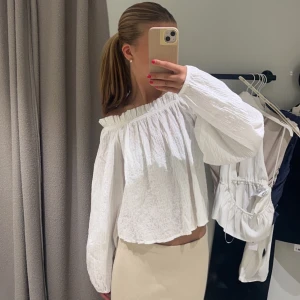 Blus  - Säljer denna sjukt fina blusen från Gina tricot!