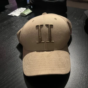 Les Deux Keps - En beige oanvänd Les Deux Keps.