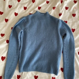 Blå stickad tröja från Springfield - Säljer en superfin blå stickad tröja från Springfield. Den har en hög krage och långa ärmar, perfekt för kyliga dagar. Den är super mjuk och skön! 🤍 I storlek xs! 