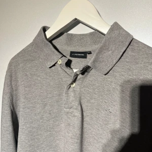 Polotröja J.lindeberg - Säljer en grå polotröja / långärmad pikétröja från j.lindeberg i storlek small. Använd utan defekter.