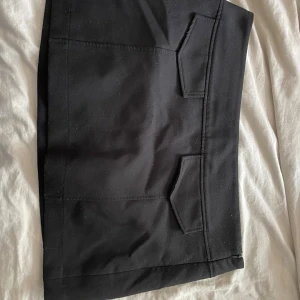 Lågmidjad kjol  - Så snygg lågmidjad kort kjol ifrån pull & bear. Storlek L men väldigt liten i storleken. Såå snyggt ihop med ett par boots samt kavaj i höst! 