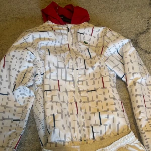 Lacoste överdel tracksuit hoodie  - Lacoste dress storlek S passar M också. Bra skick. Öppen för byten