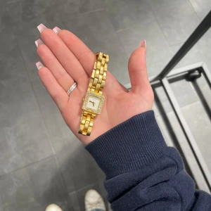 Klocka  - Jättefin guldklocka köpt secondhand! Tyvärr för liten för mig :( 