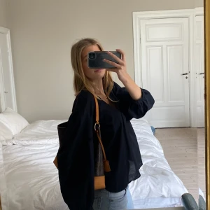 Blus  - Så så fin svart blus med små broderi detaljer🥰🤩💖