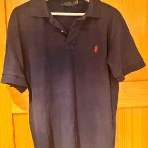 Ralph Lauren piké - Säljer denna riktigt snygga Ralph Lauren piké som är knappt använd! Skick 10/10 storlek M! Pris är inte hugget i sten! 