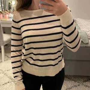 Tunnstickad tröja  - Inte använd mycket alls, köpt från veromoda i storlek xs. Superskön tröja i ganska tunt material och har en liten slits på sidorna (syns på bilderna) som är en fin detalj🤩