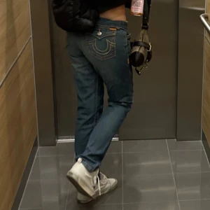 True religion - Säljer mina true religion byxor då dom tyvärr är för stora superfina och lågmidjade, fint men använt skick strl 34/XL gissar jag. Jag på bilden är ca strl S och 170cm