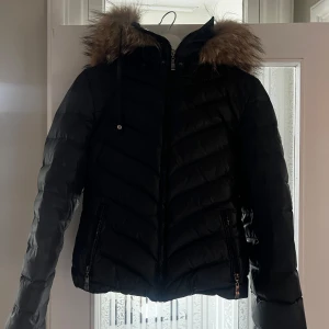 vinterjacka med pälsluva - secondhand vinterjacka från hollies med äkta päls