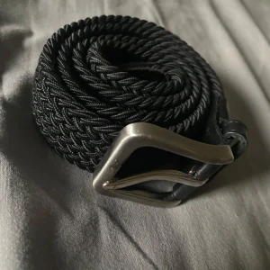 Svart flätat bälte - Säljer ett skönt svart flätat bälte från jack&jones. Bältet är använt men har inga stora märken eller slitningar. Nypris 250 Mitt pris 100✌️💯