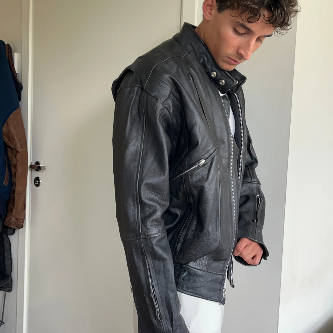 Svart läderjacka i strl M  - 90