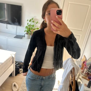 Svart kofta med kanppar - Svart kofta med knappar, från H&M.