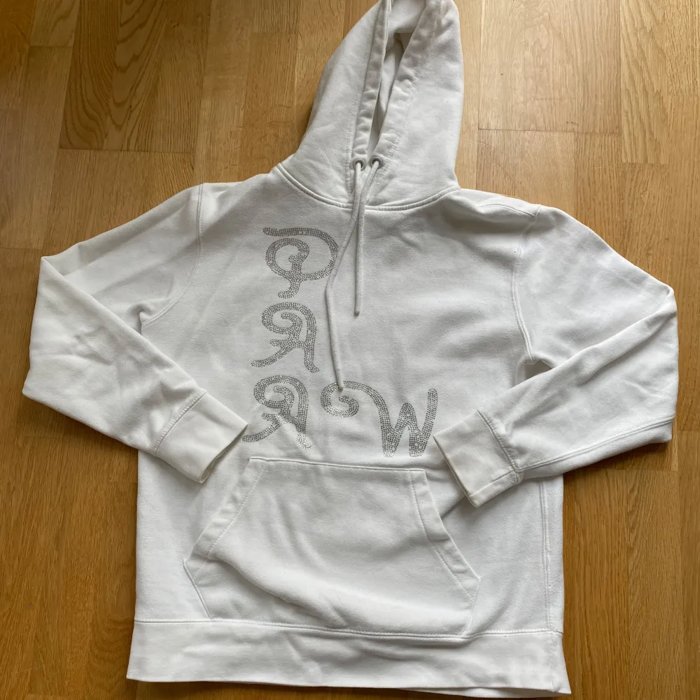 En mysig och lagom stor hoodie från märket Paaw i bra skick :) Några nitar har lossnat men det är inget som syns så mycket!. Hoodies.