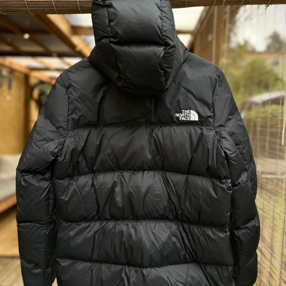 En snygg och varm damjacka i dun från The North Face, storlek M. Jackan är vind- och vattenavvisande och har en praktisk huva för extra skydd mot kyla. Resor i ärmslut, dragkedja framtill. Perfekt för kalla vinterdagar! Jackan är ny, utan taggar dock. Jackor.