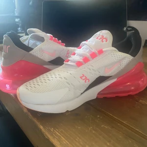 Nike Air 270  - Så jäkla snygga Nike Air 270! Det tar emot att sälja dem men jag kunde ha de en veckans sommar sen vad jag tvungen att ge upp då de var för små :( Väldigt lite använda och ser ut som nya! Nypris 1895 kr. Storlek 37.5 Vita/rosa