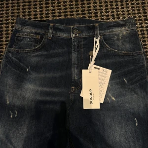 Dondup - Säljer nu ett par helt nya Dondup i storleken 33. De kostar cirka 2700+ kr i nypris. Mitt pris 1299kr. Säljer då jag beställde fel storlek. 