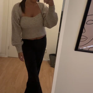 Topp och bolero - Jättefint stickat set med tubtop och bolero från ginatricot i storlek M. Inga konstigheter sparsamt använt. Perfekt inför hösten☔️