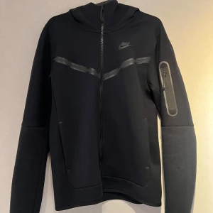 Nike tech fleece  - Tjena! Jag säljer nu denna otroligt fina hoodien från märket Nike • Skick 9/10 • Storlek S • Hör gärna av er vid frågor eller funderingar 😁