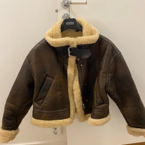 Zara jacka med teddyfoder - Brun jacka från zara i storlek M med teddyfoder Original priset var 999  Har använt jackan MAX 3 gånger, säljer för jag har för många jackor✨