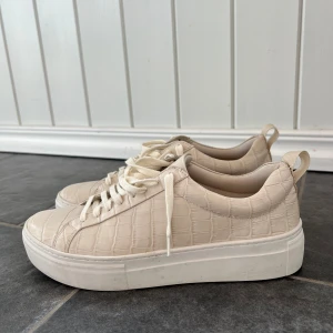 Sneakers  - Beiga sneakers. Använda några enstaka gånger. Nypris 1100kr. Pris går att diskutera. Kontakta privat för fler bilder 🤗🥰