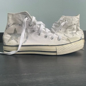 Vita Converse  - snygga vita Converse 🔥🔥