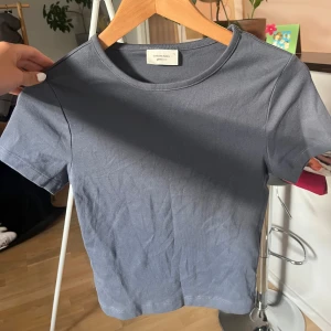 Basic t shirt - Mörk blå basic t shirt från Gina tricot, oanvänd🫶🏼