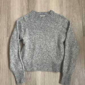 Gråmelerad tröja - Fint skick! Polyester, Ull, Akryl 