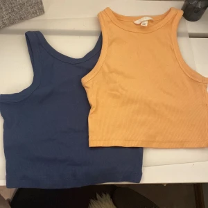 Toppar  - Två toppar i fint skick. Köp gärna via plicks frakttjänst och tveka inte att fråga vid funderingar 