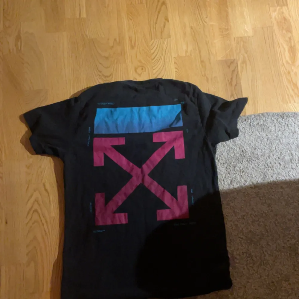 Säljer min off white tshirt i storlek XS I riktigt bra skick Tyvärr inget kvitto eller liknande men garanterat äkta 💯. T-shirts.