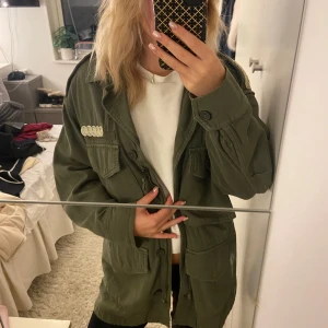 Militär jeans jacka i grönt 💚💚 - En grön militär jacka från Zara, med guld detaljer. Storlek S💚💚