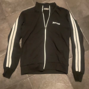 Palm Angels Kofta - Använd 4 - 6 gånger, bra kvalite och bra skick. Priser kan diskuteras i dm // NordicSell®️