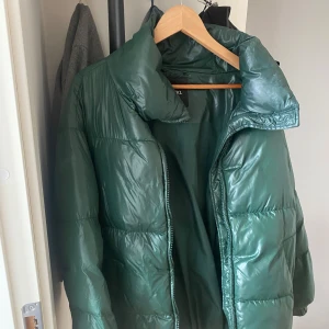 Jacka  - Det är en fin grön vinterjacka från monki den är använd ett fåtal gånger! I Stl s  De är en jacka som är lite större i modellen 