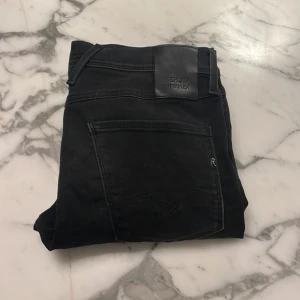 Svarta jeans från Replay - Hej! Jag säljer dessa riktigt feta Replay anbass jeans i storlek w34 men passar mer 32-33. Skicket på jeansen är väldigt bra! Hör av er om ni har några frågor!😊