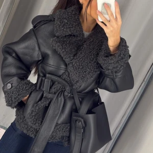 Adoore Manchester Cropped Jacket - Intresse koll! Säljer min adoore jacka i xs endast använd 2 ggr i storlek XS. Säljer för 4000kr prutat och klart
