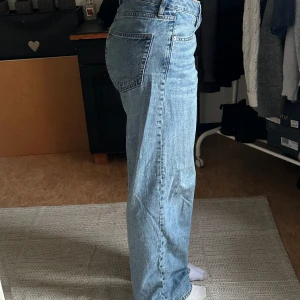Straight jeans  - Snygga blå jeans från Gina Tricit  med en klassisk straight fit. De har en mellan midja och är perfekta för en avslappnad stil. Super bekväma och fina! Kan behöva strykas, annars i toppen skick ☺️