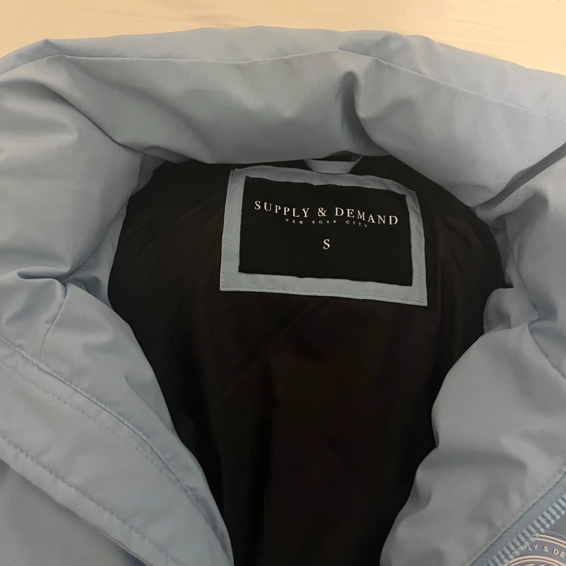 Blå och vit pufferjacka från Supply & Demand - 2