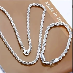 Cordell silverpläterat set - Nyskick, silverpläterade cordell set som inkluderar både halsband och armband. Armband 20 cm längd 4 mm bredd. Välj mellan Halsbandslängden på 55 eller 60 cm längd 4 mm bredd. Ett väldigt vackert och glistrande set för sommar och fester. Produkten är i nyskick utan tidigare användning men originalförpackning och prislapp lovas inte! Pris kan diskuteras!