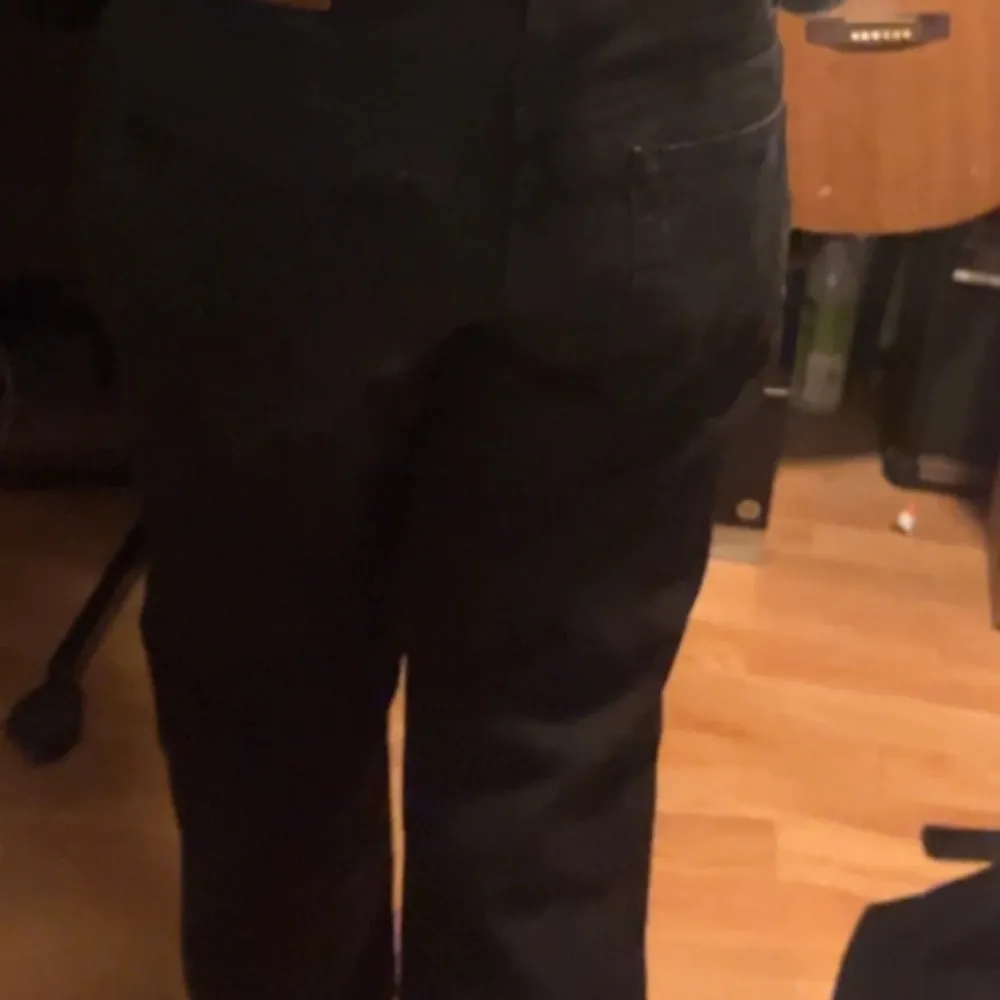 Snygga svarta jeans från Tommy Hilfiger med en klassisk straight passform. Perfekta för en stilren look. De har en enkel design med knapp och dragkedja framtill. 💓Egentligen medium rise, men går att använda som lowrise!!. Farkut & Housut.