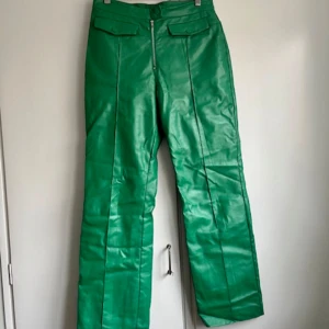 Gröna skinnbyxor från Hosbjerg - Snygga gröna skinnbyxor, knappt använda och i bra skick! Storlek M